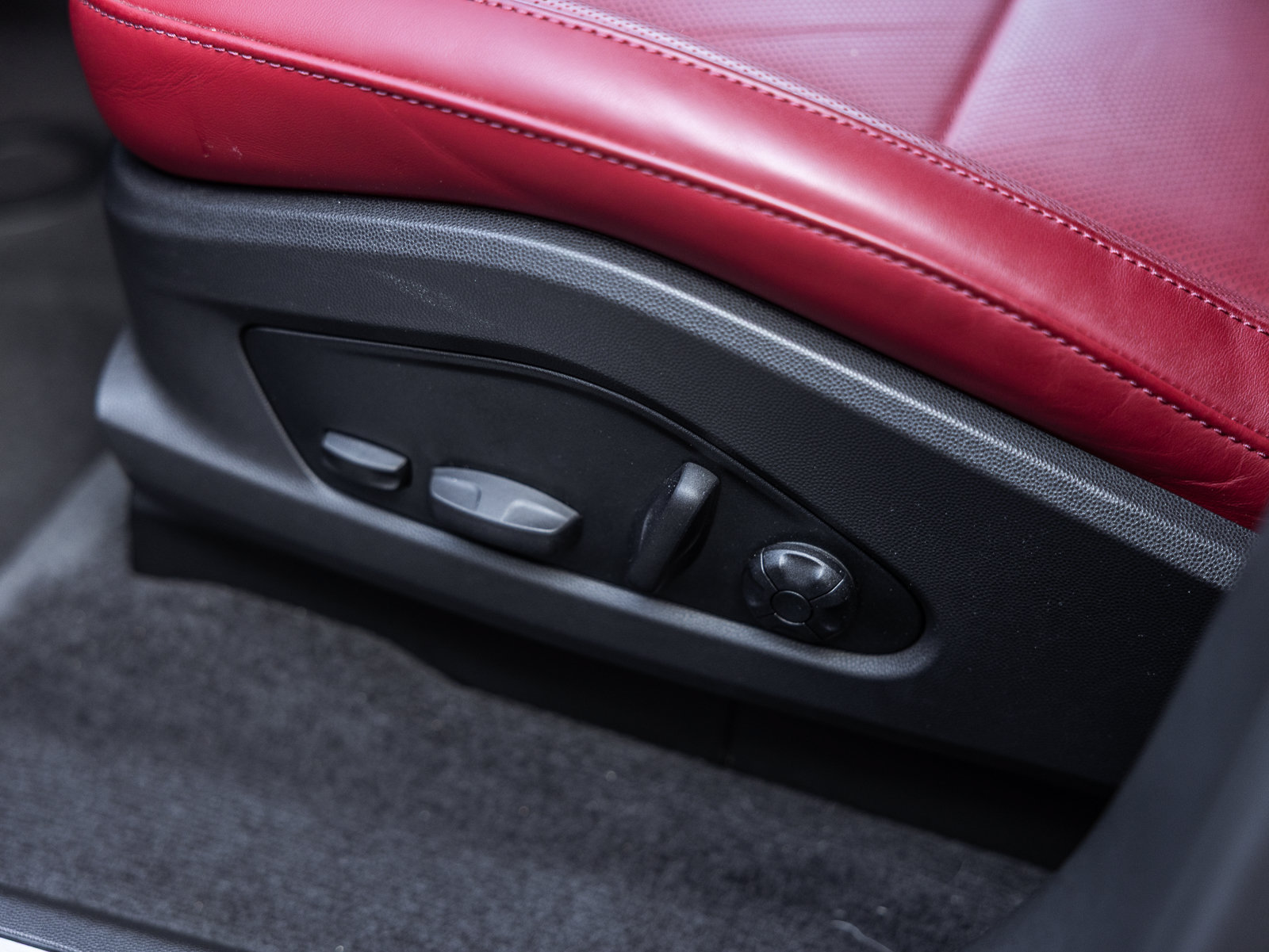 Certified 2025 Porsche Macan 4S Electric AWD/4WD image 20