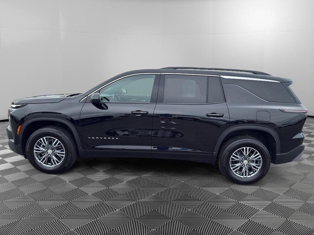 Used 2025 Chevrolet Traverse LT image 4