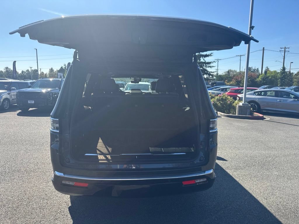 Used 2023 Jeep Grand Wagoneer L Series II w/ Premium Group II AWD/4WD image 7