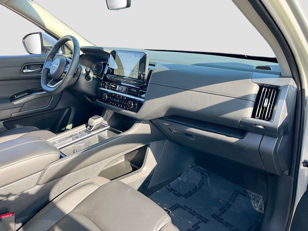 Used 2025 Nissan Pathfinder SL image 29