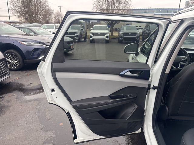 Used 2024 Volkswagen Taos SE image 39