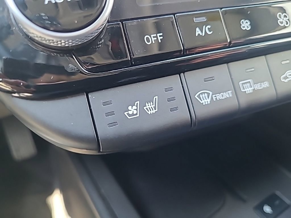 Used 2025 Hyundai Elantra Limited image 24