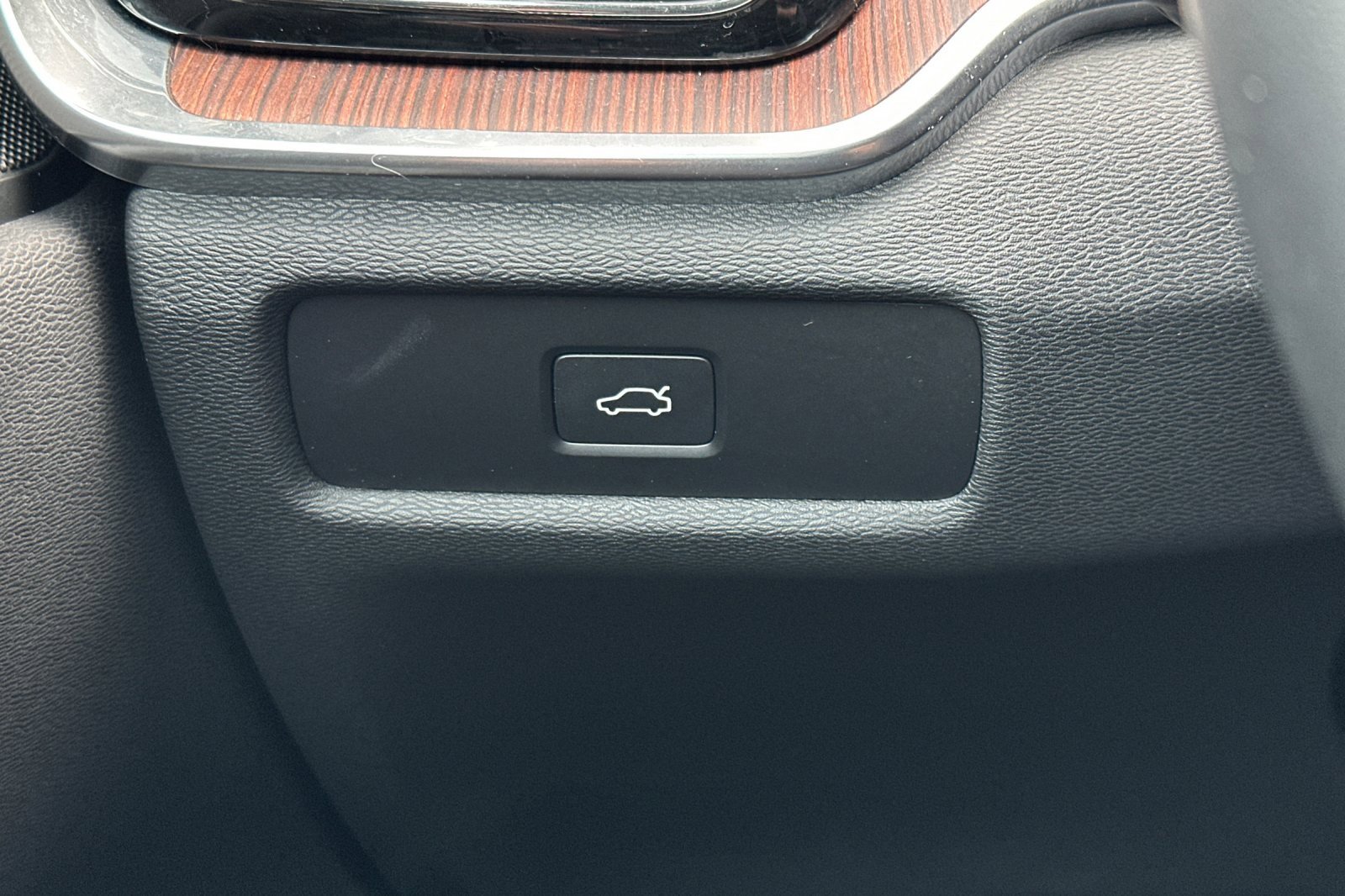 Used 2025 Volvo V60 B5 Cross Country Plus image 30