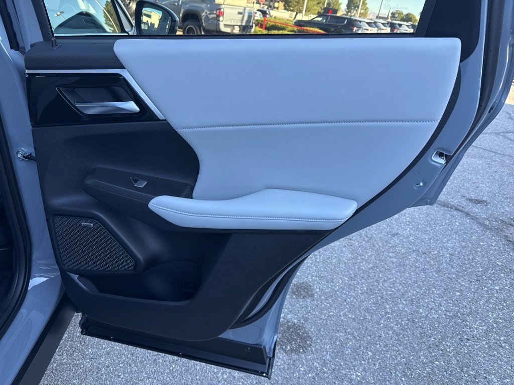 New 2025 Mitsubishi Outlander SE image 30