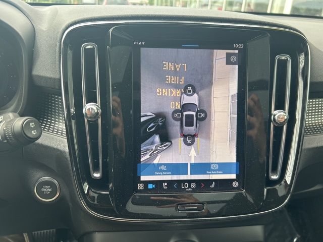Certified 2025 Volvo XC40 B5 Plus AWD/4WD image 23