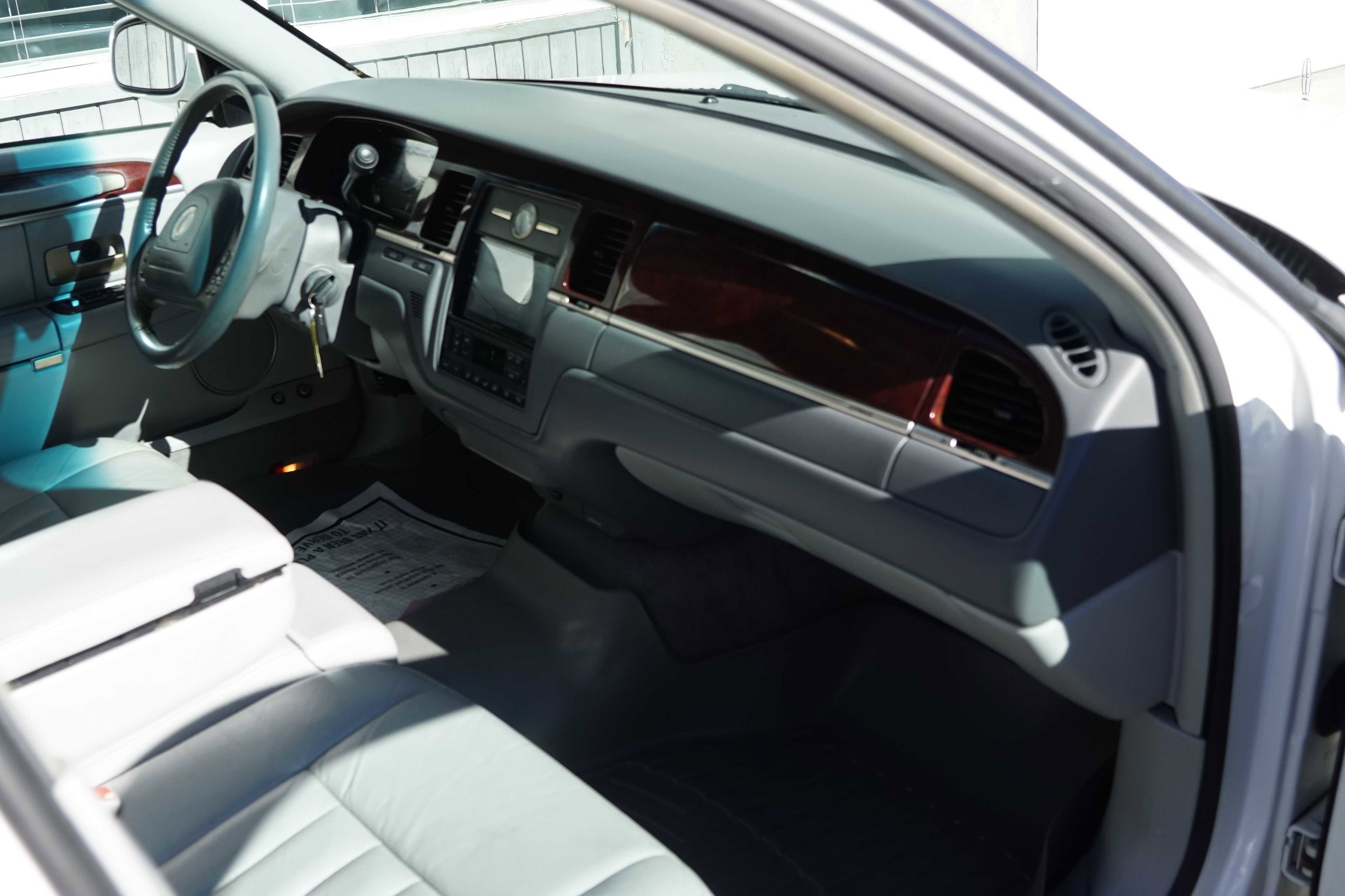 Used 2004 Lincoln Town Car Signature image 33