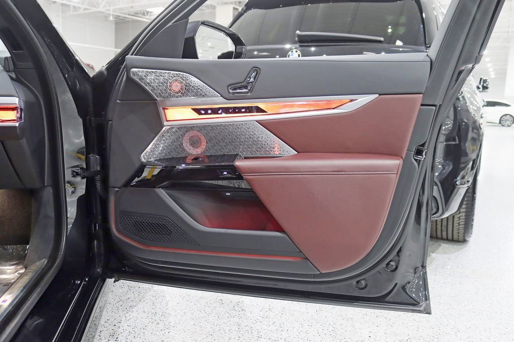 Used 2023 BMW i7 xDrive60 w/ Executive Package 2 image 39