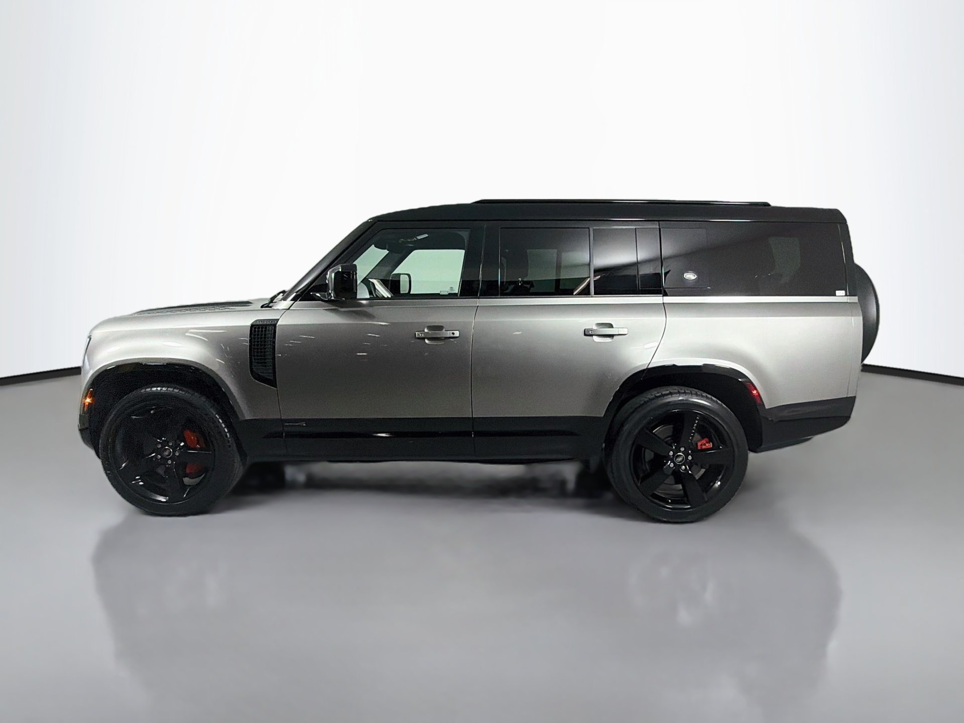 Used 2023 Land Rover Defender 130 X AWD/4WD image 9