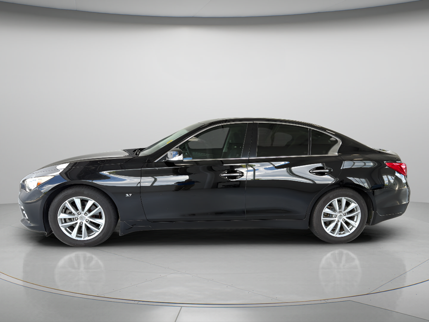 Used 2015 INFINITI Q50 Premium w/ Navigation Package RWD image 2