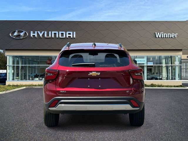 Used 2024 Chevrolet Trax LT w/ Driver Confidence Package FWD image 3