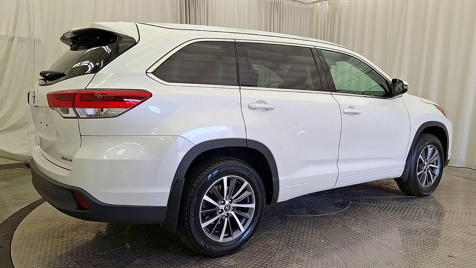 Used 2018 Toyota Highlander XLE image 3