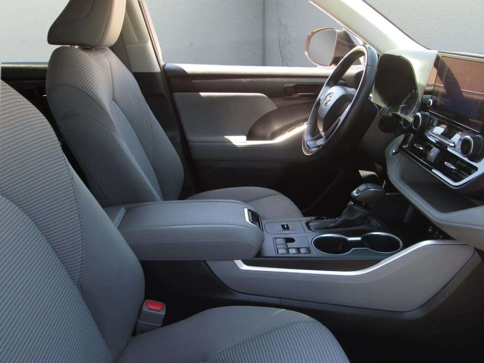 Used 2023 Toyota Highlander LE FWD image 8
