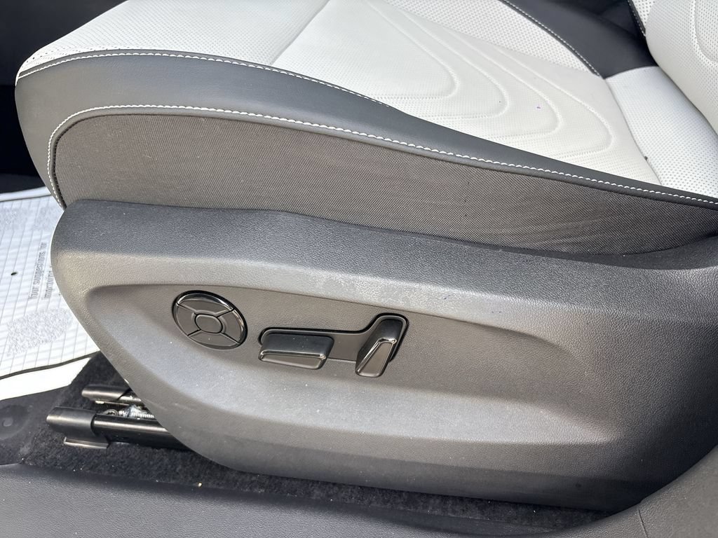 Used 2025 Volkswagen Tiguan SE AWD/4WD image 18
