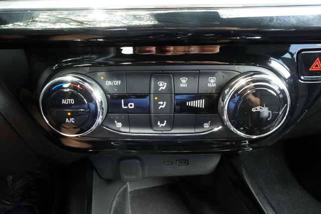 Used 2024 Chevrolet Trax RS w/ Sunroof Package FWD image 17