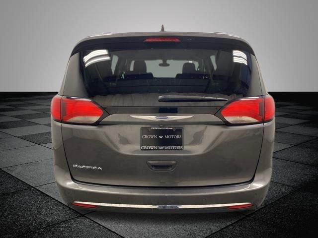 Used 2020 Chrysler Pacifica Touring-L FWD image 6