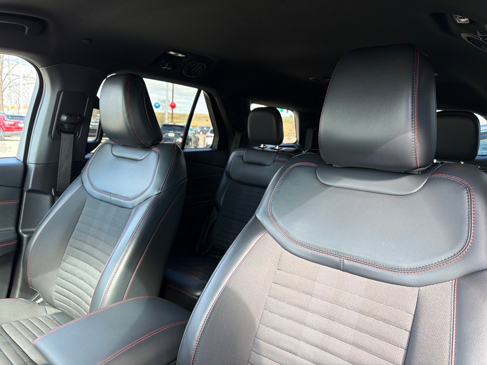 Used 2025 Ford Explorer ST-Line w/ ST-Line Street Pack image 21