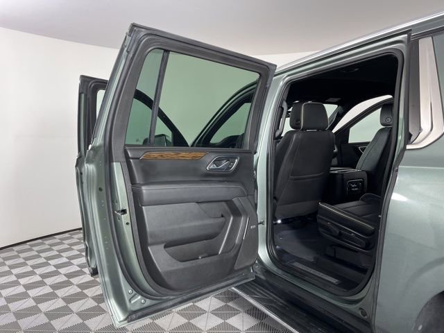 Used 2023 Chevrolet Suburban Premier image 43