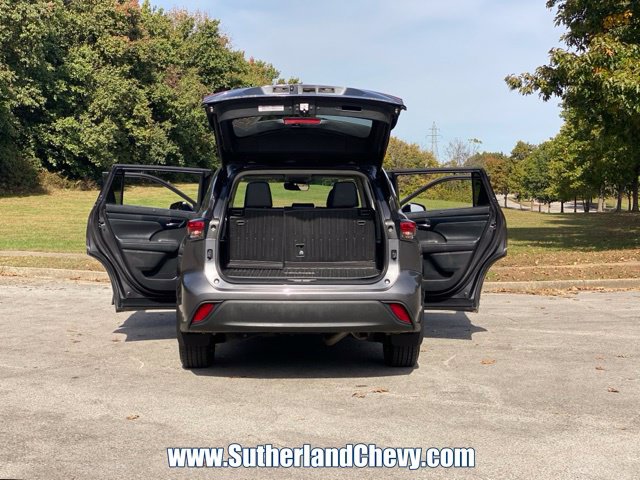 Used 2022 Toyota Highlander XLE AWD/4WD image 45