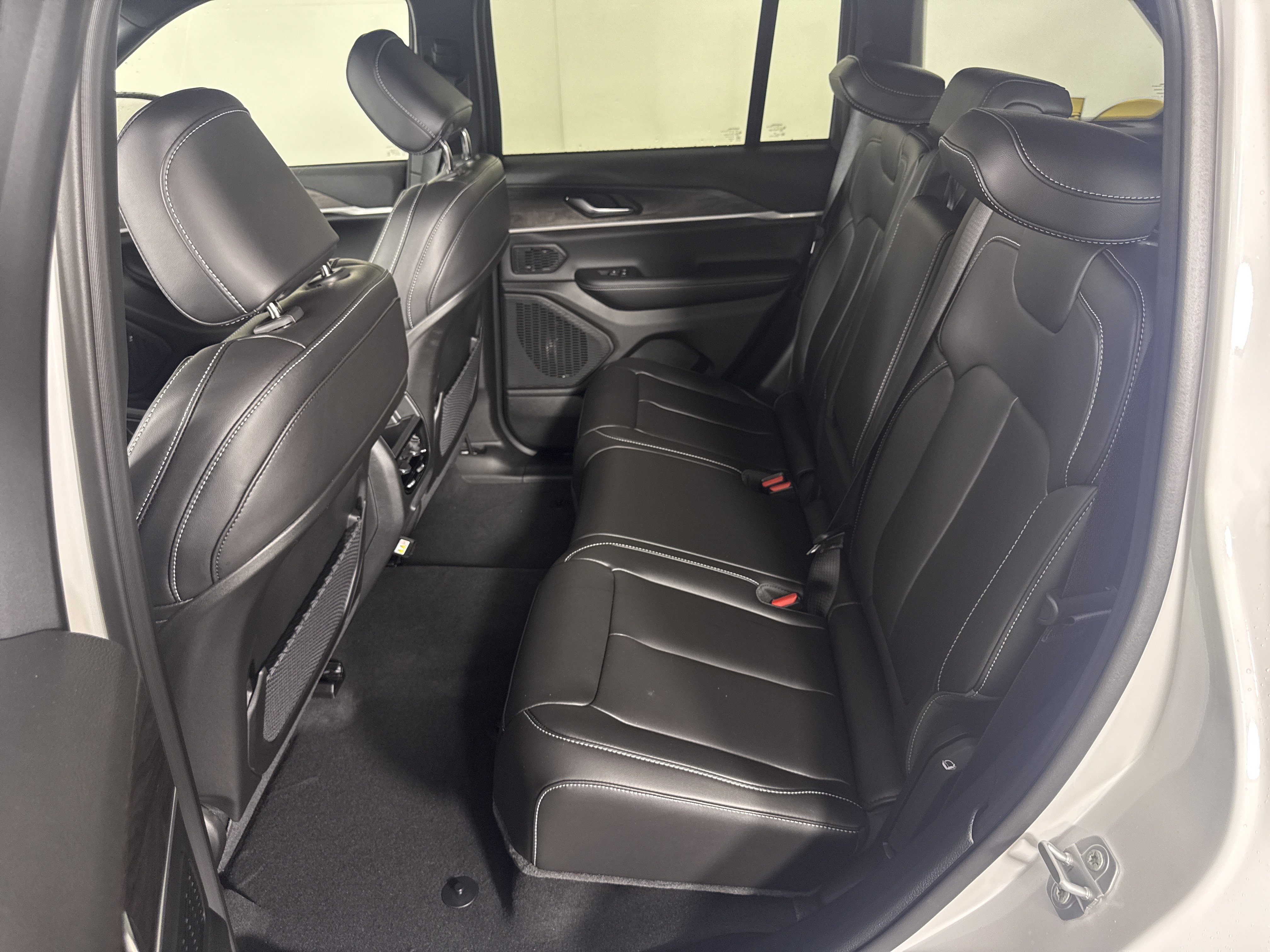New 2027 Jeep Grand Cherokee Limited AWD/4WD image 14