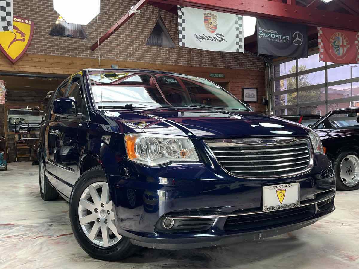 Used 2016 Chrysler Town & Country Touring w/ Driver Convenience Group FWD image 4