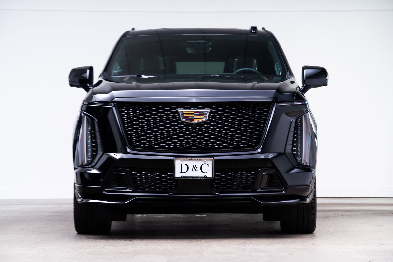 Used 2025 Cadillac Escalade ESV V AWD/4WD image 2
