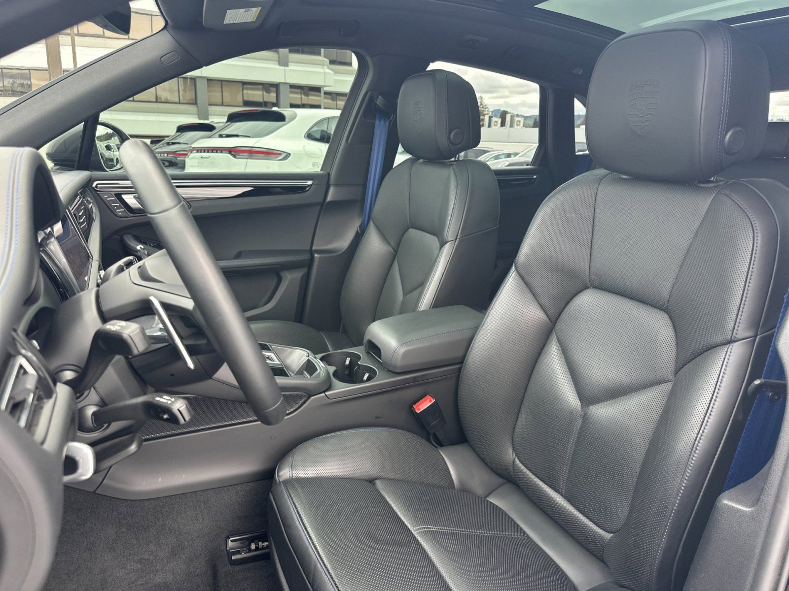 Certified 2023 Porsche Macan Turbo image 5