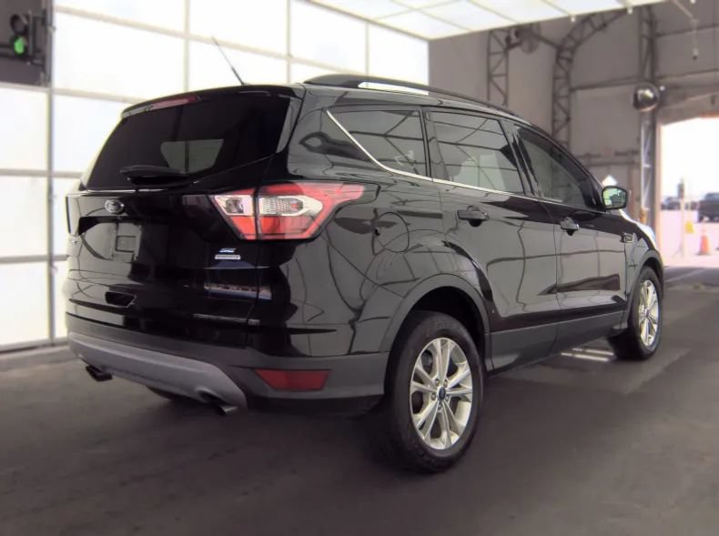 Used 2018 Ford Escape SE FWD image 2