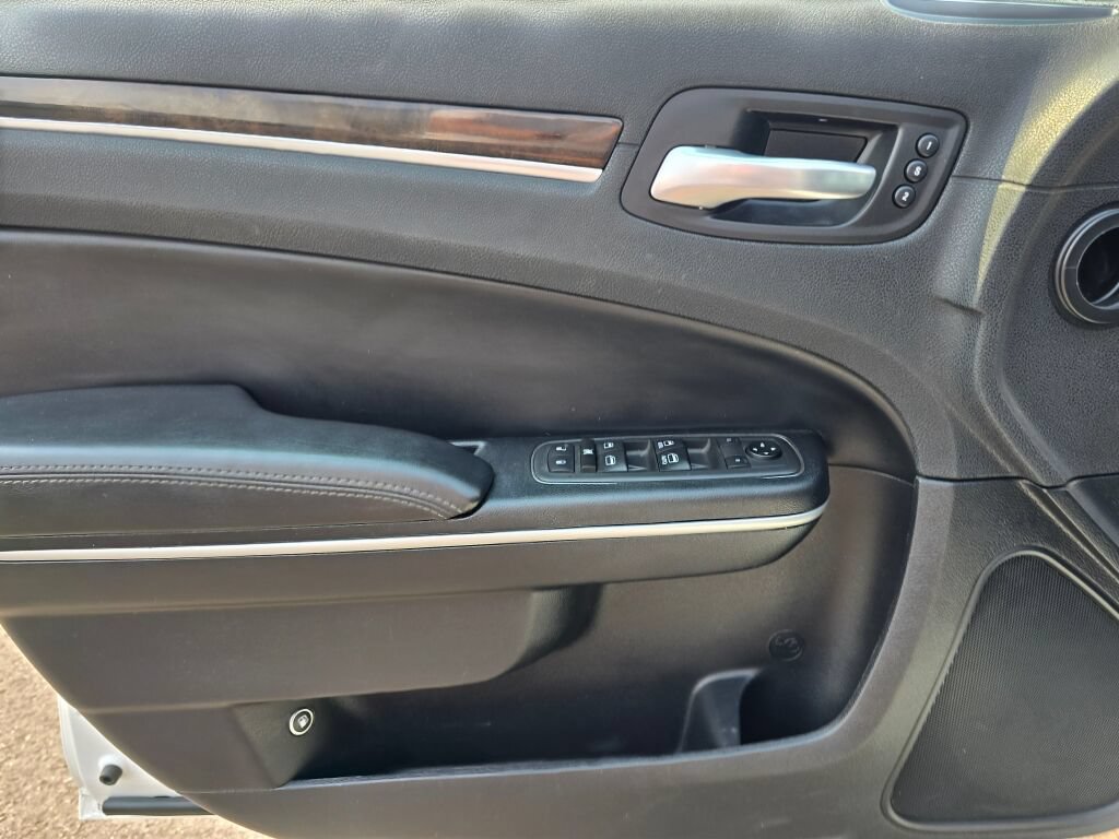 Used 2020 Chrysler 300 Limited RWD image 17