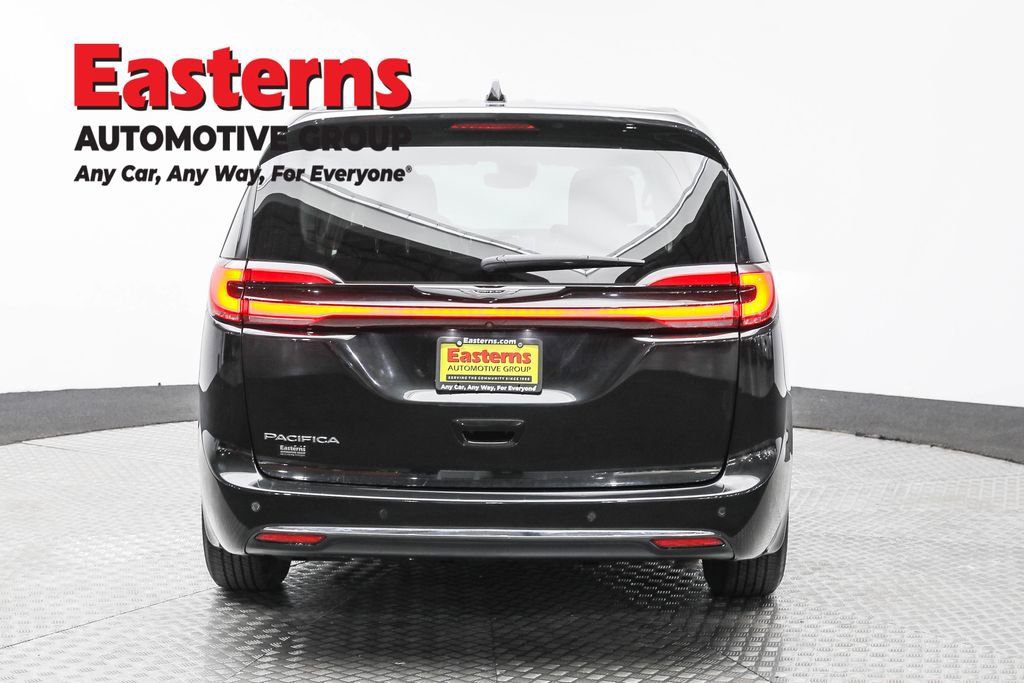 Used 2023 Chrysler Pacifica Touring-L FWD image 6