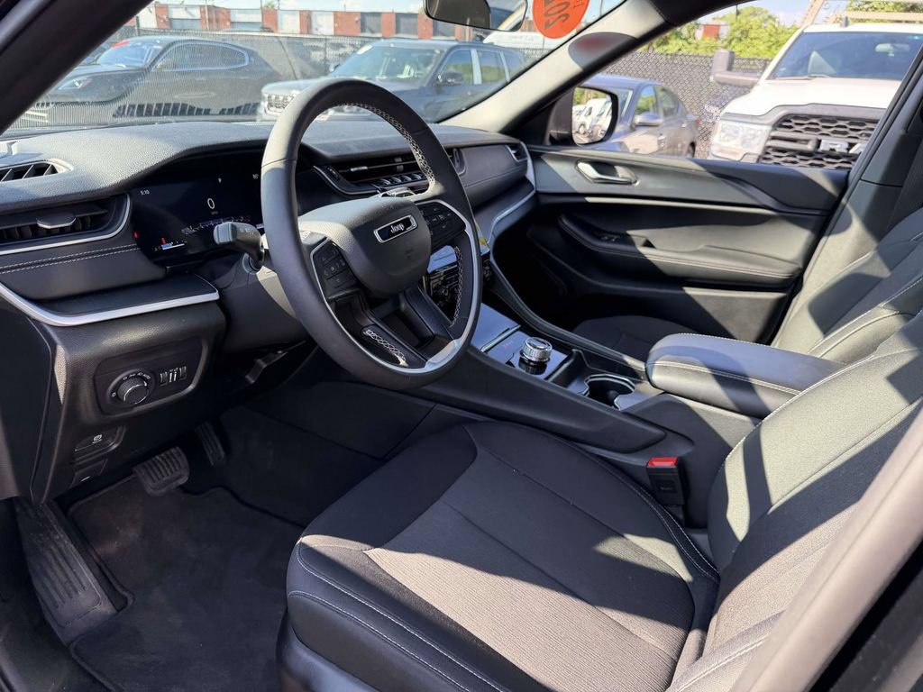 Used 2025 Jeep Grand Cherokee Laredo X w/ Luxury Tech Group I AWD/4WD image 18
