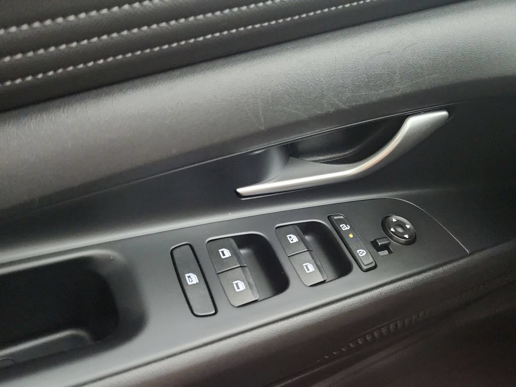 Used 2025 Hyundai Elantra Limited FWD image 21