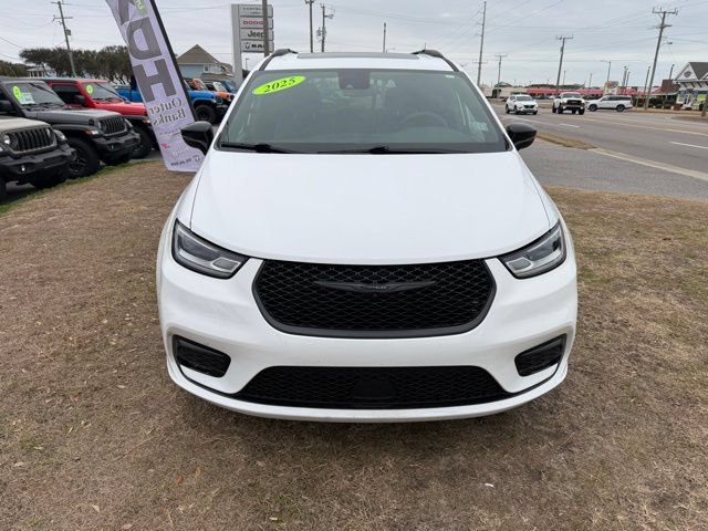 Used 2025 Chrysler Pacifica Limited FWD image 2