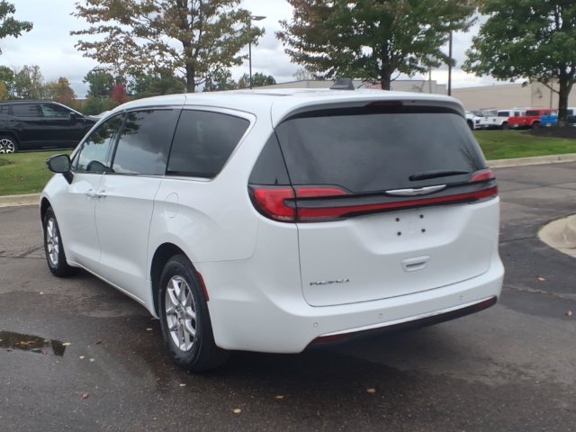 Certified 2025 Chrysler Pacifica Select FWD image 6