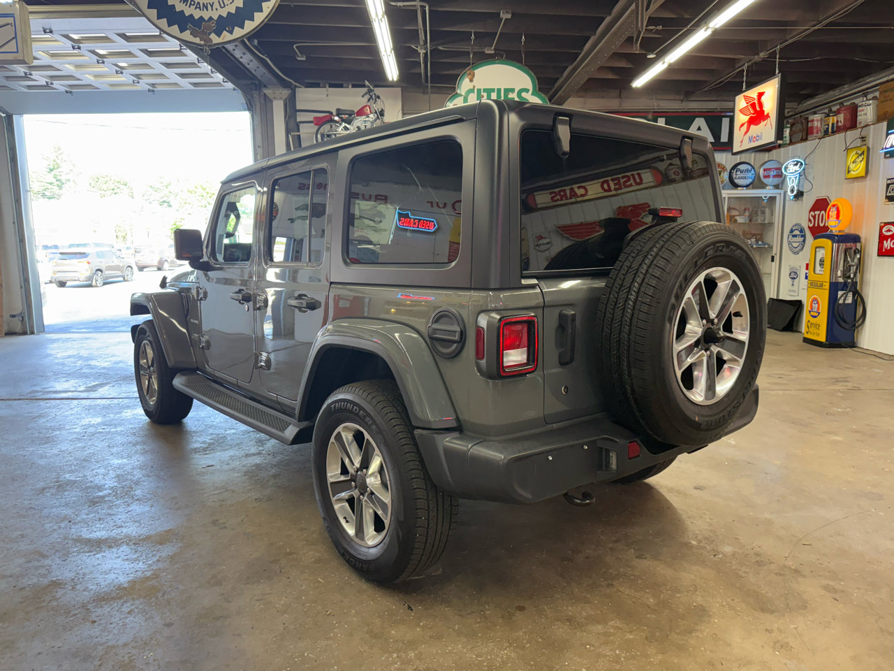 Used 2020 Jeep Wrangler Unlimited Sahara image 3
