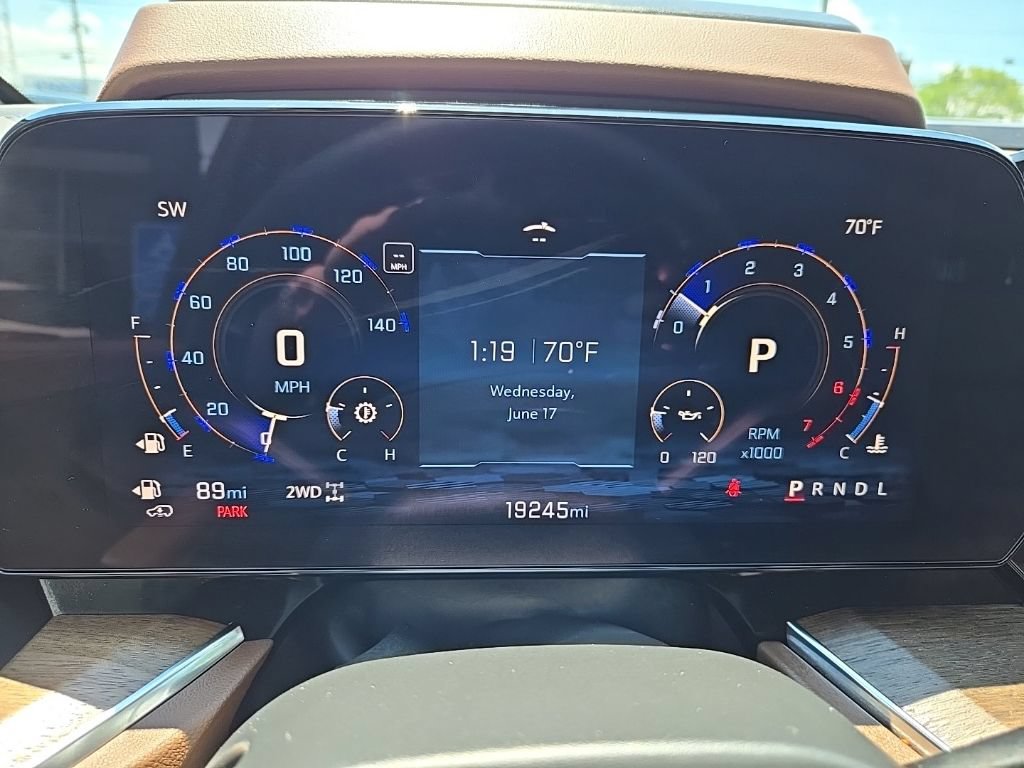Used 2025 Chevrolet Suburban High Country AWD/4WD image 16