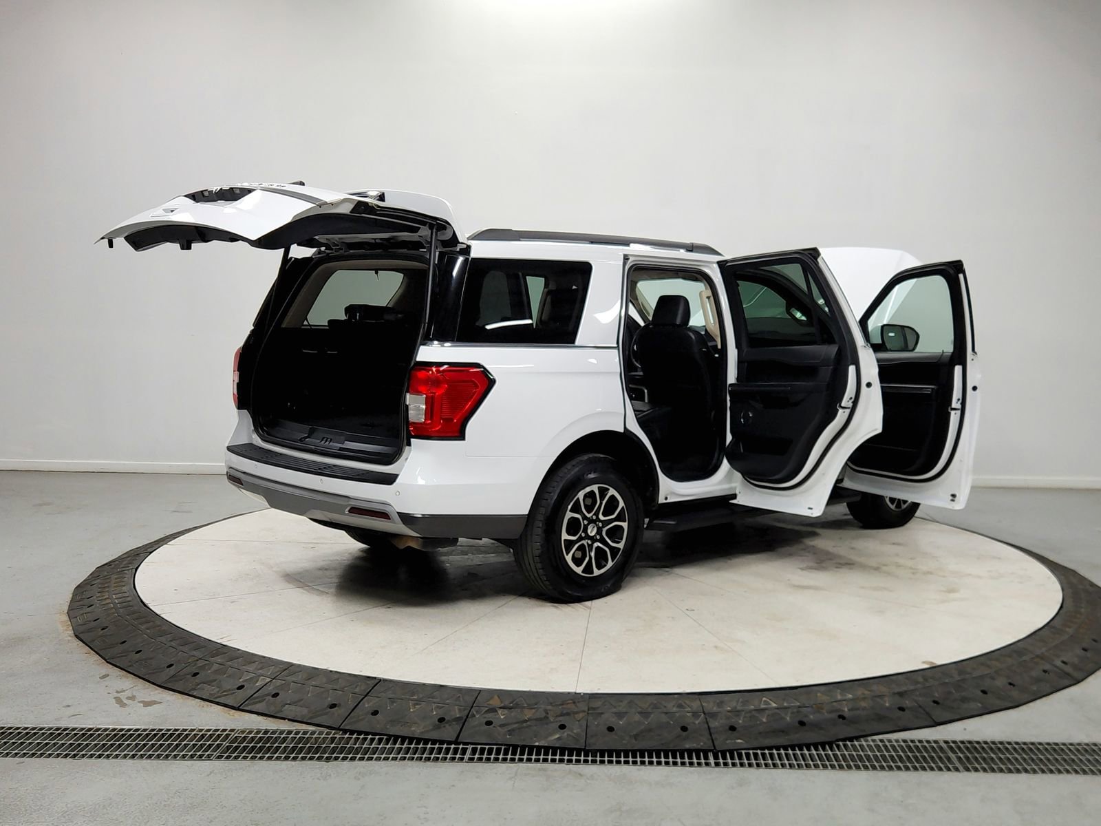 Used 2024 Ford Expedition XLT image 15