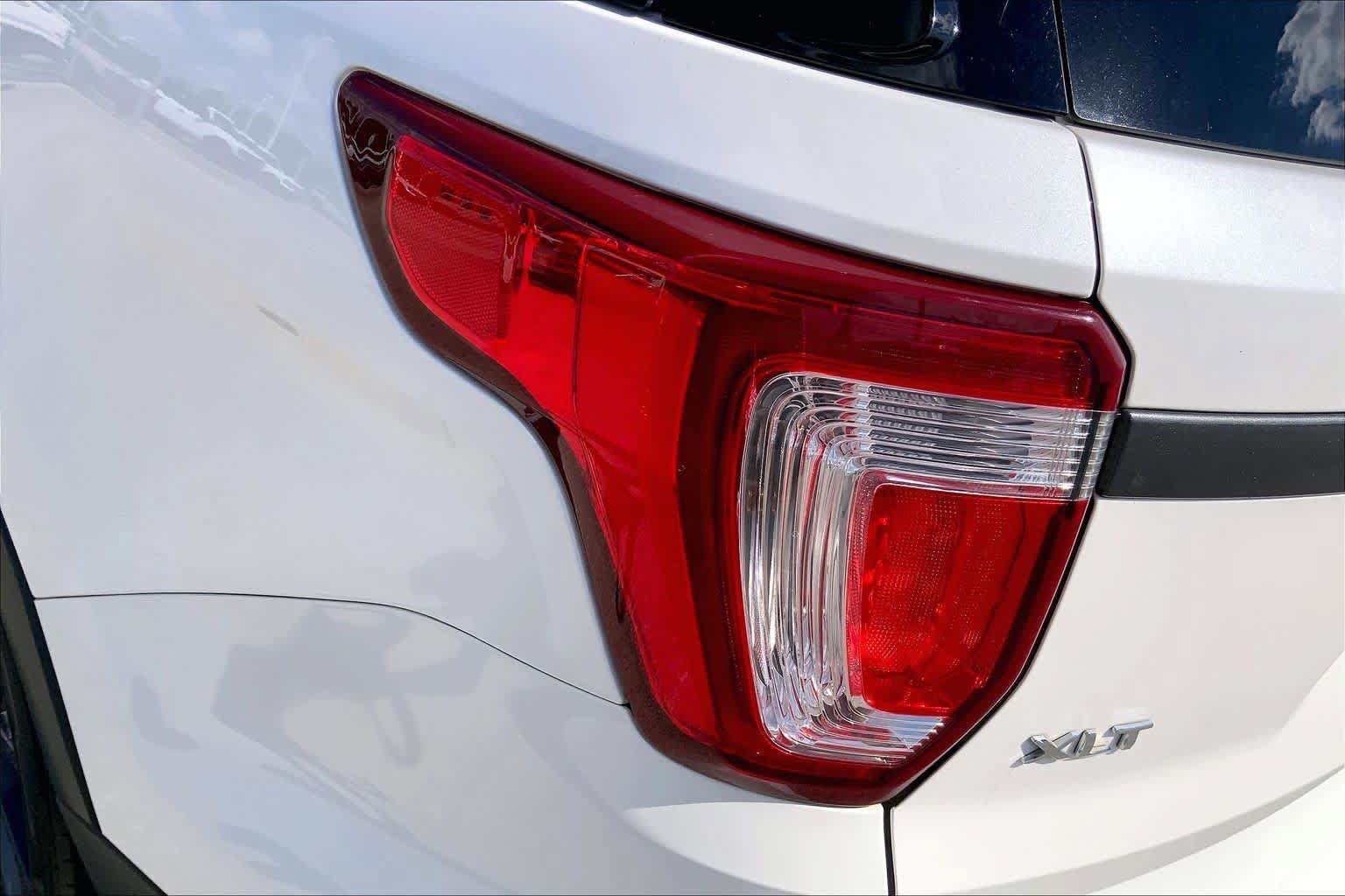 Used 2017 Ford Explorer XLT w/ Equipment Group 202A FWD image 29