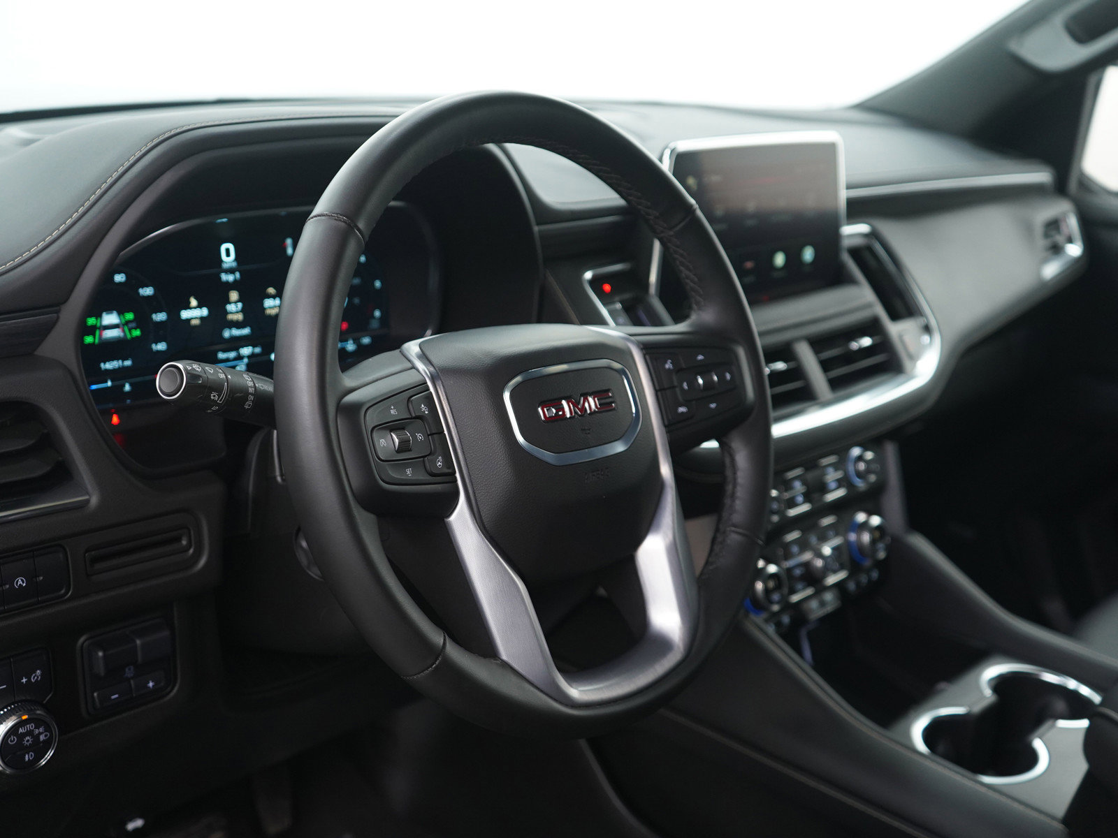 Used 2024 GMC Yukon SLT w/ SLT Luxury Package image 23