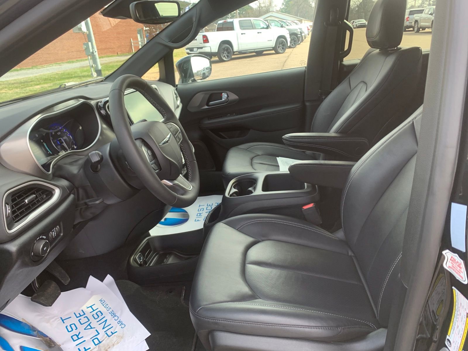 Used 2025 Chrysler Pacifica Select image 22