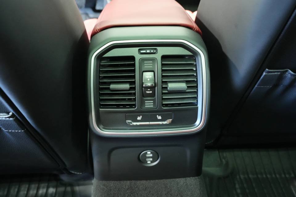 Certified 2026 Porsche Macan Turbo AWD/4WD image 26
