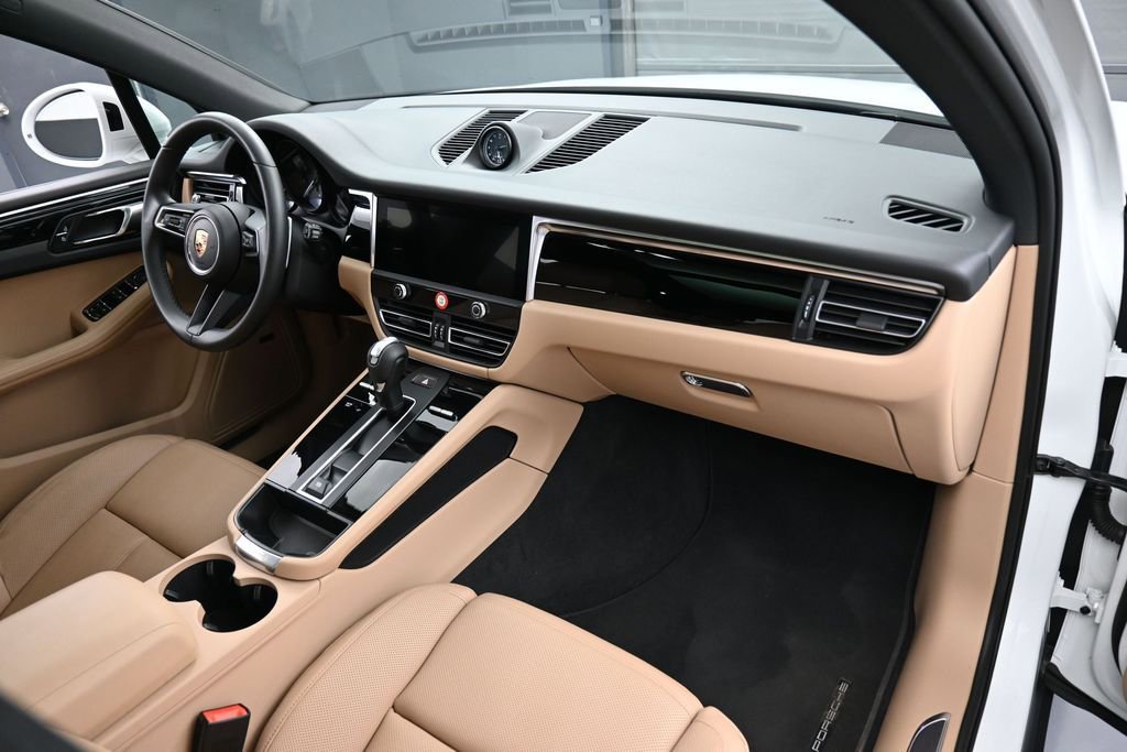 Used 2025 Porsche Macan AWD/4WD image 32