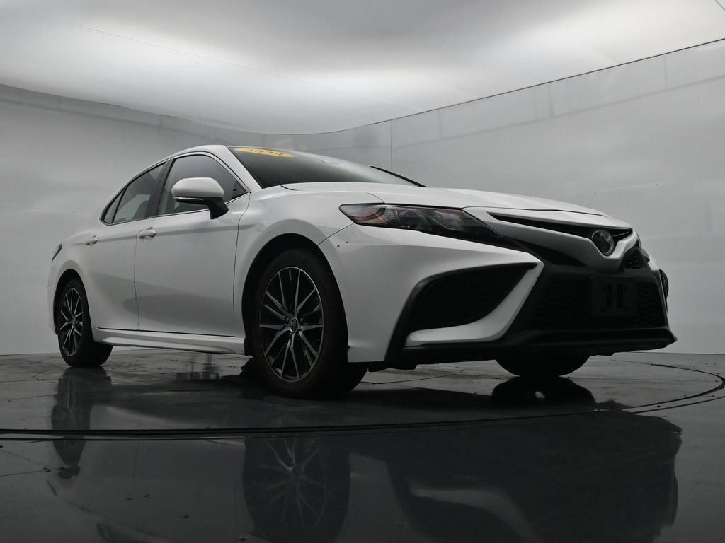Used 2024 Toyota Camry SE w/ Cold Weather Package FWD image 32