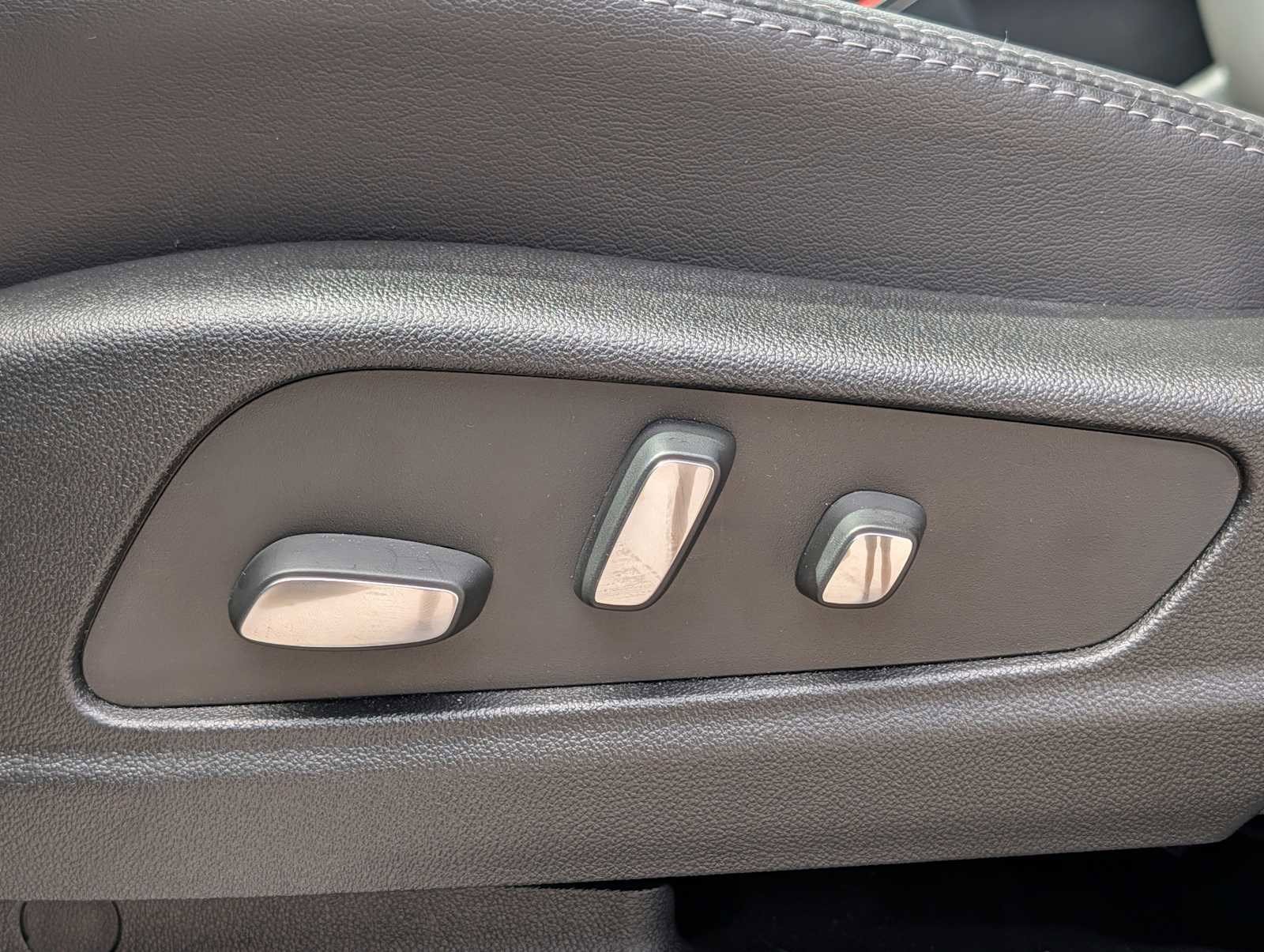Used 2025 Cadillac XT5 Premium Luxury w/ LPO, Floor Liner Package AWD/4WD image 18