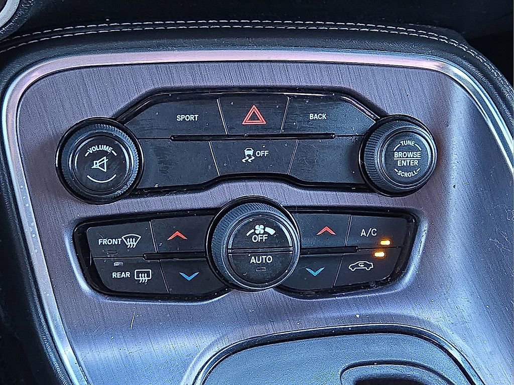 Used 2015 Dodge Challenger SXT image 25