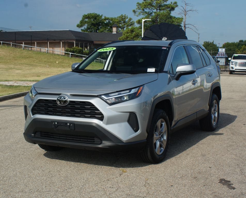 Used 2025 Toyota RAV4 XLE AWD/4WD image 23
