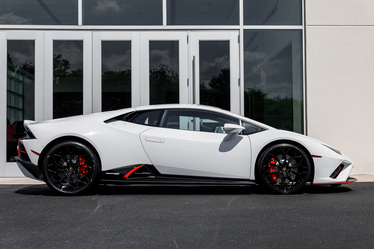 Used 2022 Lamborghini Huracan EVO RWD image 28