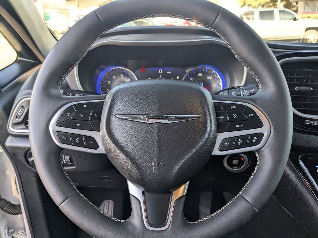 Used 2025 Chrysler Pacifica Select image 16