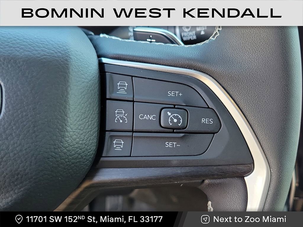 Used 2025 Jeep Grand Cherokee Limited w/ Black Appearance Package image 13