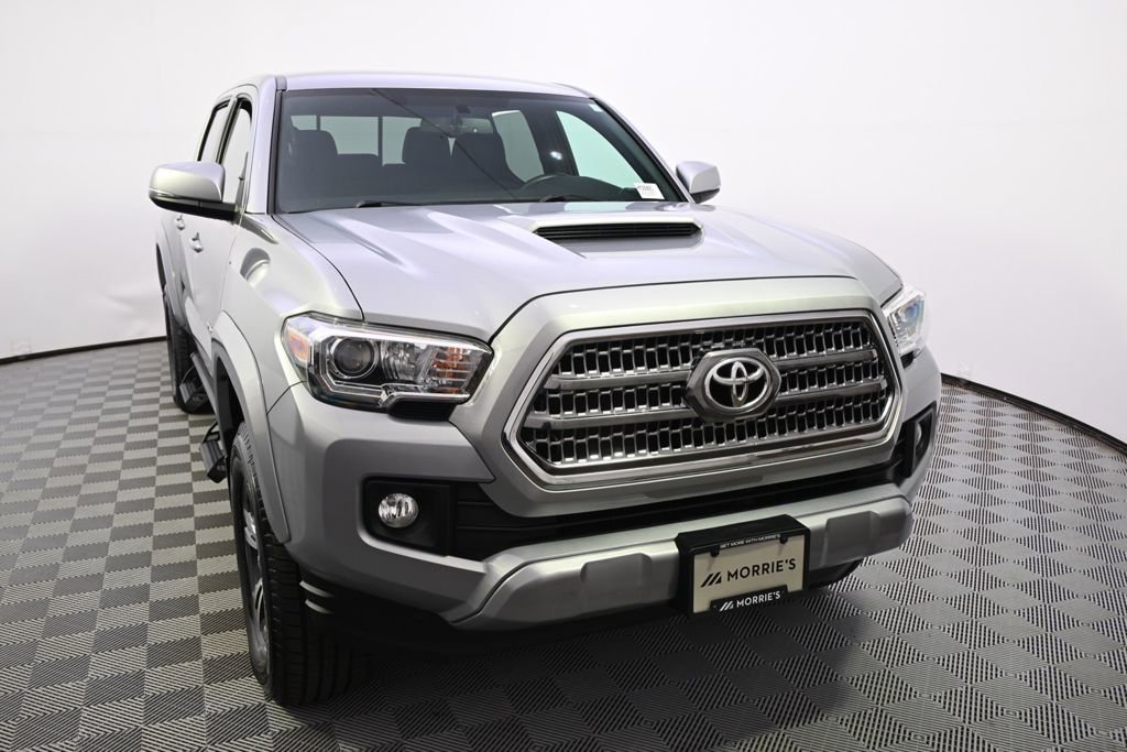 Used 2017 Toyota Tacoma TRD Sport w/ Tow Package (A/T) AWD/4WD image 9