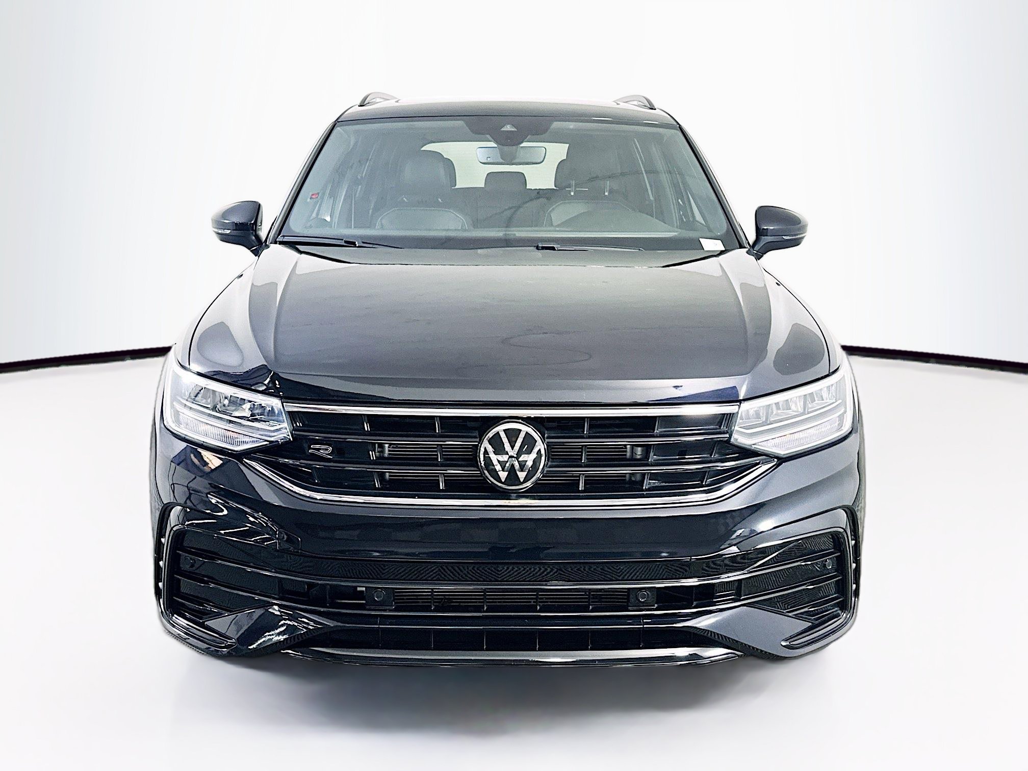 Used 2023 Volkswagen Tiguan SE R-Line FWD image 2